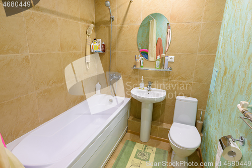 Image of General view of a classic combined bathroom in a small apartment