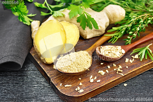 Image of Ginger ground and flakes in spoons on board