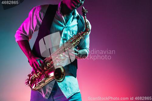 Image of African American jazz musician playing the saxophone.