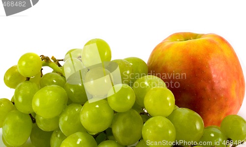 Image of green grapes and red apple