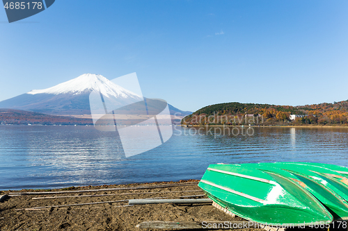 Image of Mount Fuji and lake