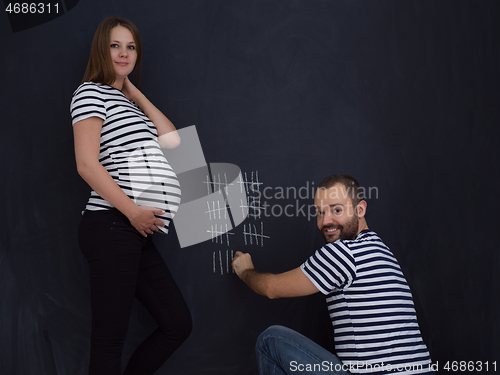 Image of pregnant couple accounts week of pregnancy