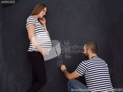 Image of pregnant couple accounts week of pregnancy