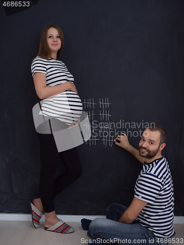 Image of pregnant couple accounts week of pregnancy