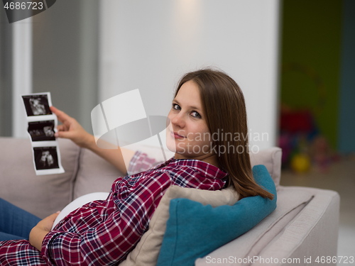 Image of pregnant woman looking baby\'s ultrasound