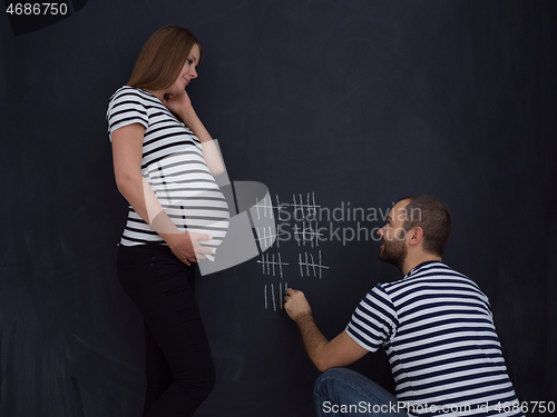 Image of pregnant couple accounts week of pregnancy