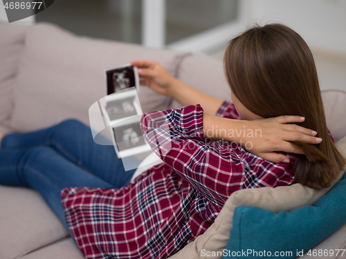 Image of pregnant woman looking baby\'s ultrasound