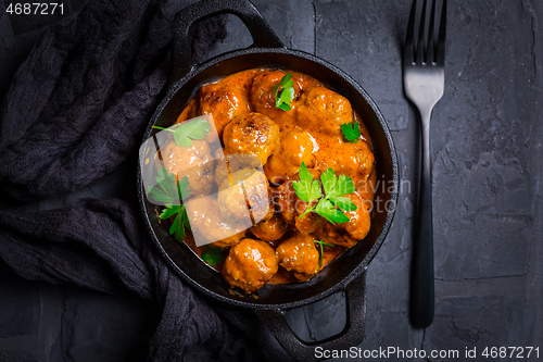 Image of Meatballs with tomato sauce in black pan