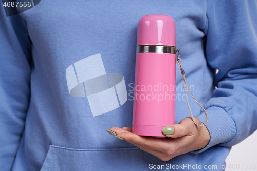 Image of Woman hand holding pink vacuum bottle