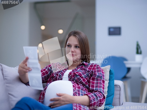 Image of pregnant woman looking baby\'s ultrasound