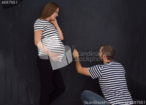 Image of pregnant couple accounts week of pregnancy