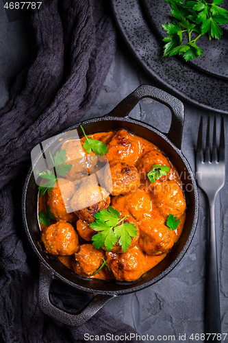 Image of Meatballs with tomato sauce in black pan