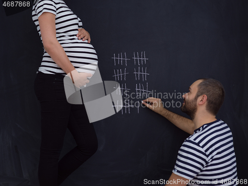 Image of pregnant couple accounts week of pregnancy