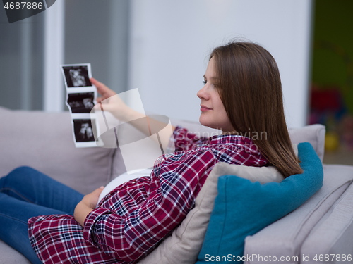 Image of pregnant woman looking baby\'s ultrasound