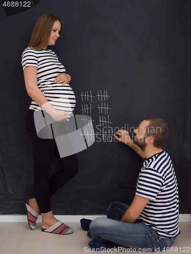 Image of pregnant couple accounts week of pregnancy