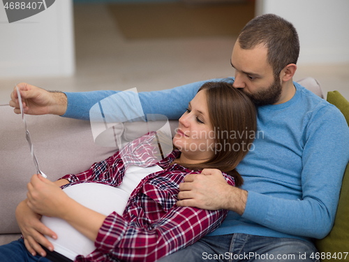 Image of pregnant couple looking baby\'s ultrasound