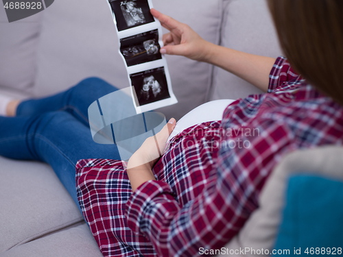 Image of pregnant woman looking baby\'s ultrasound