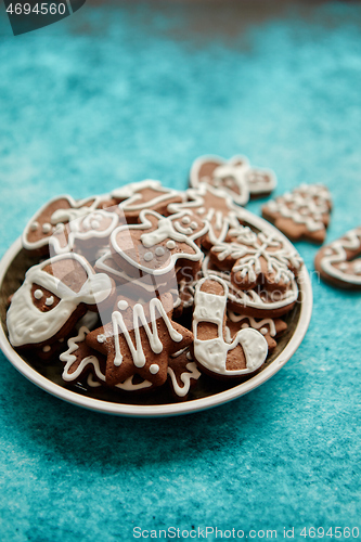 Image of Delicious fresh Christmas decorated gingerbread cookies placed in wooden crate