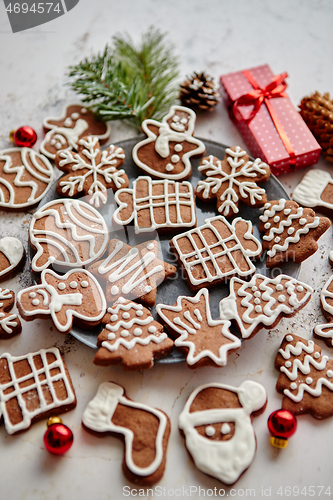 Image of Different shapes of Christmas gingerbread cookies assorted in circle