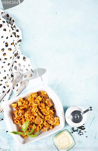 Image of pasta in tomato sauce 