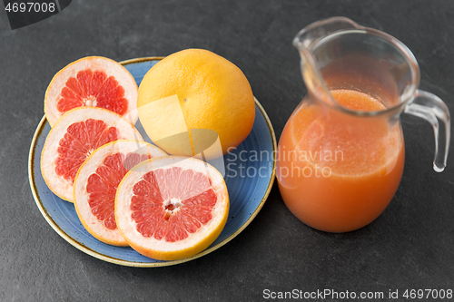 Image of jug of fruit juice with grapefruits on plate