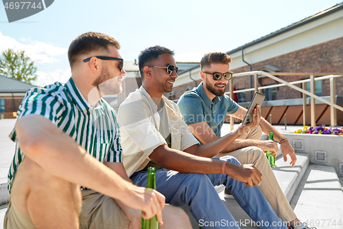 Image of men with smartphone drinking beer on street