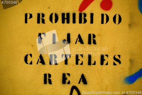 Image of Spanish text forbidding the posting of notices