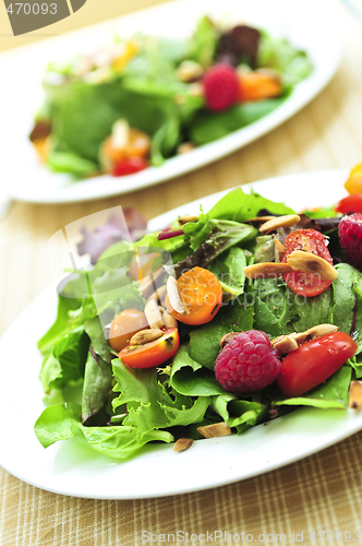 Image of Green salad with berries and tomatoes