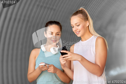 Image of women or female friends with smartphones