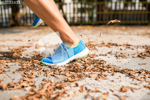 Image of Woman run in a park