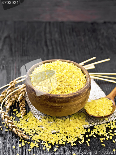 Image of Bulgur in bowl on dark board