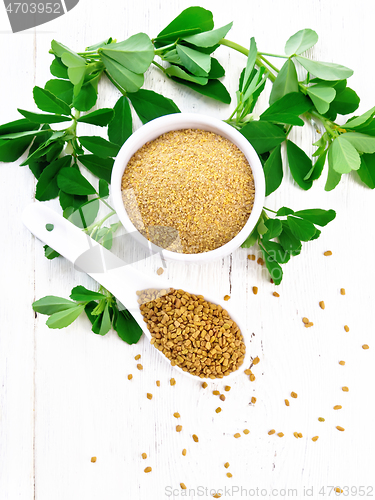 Image of Fenugreek in spoon and bowl with leaves on light board top