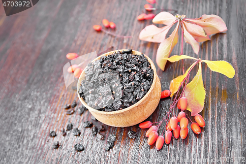 Image of Barberry dried in bowl on board