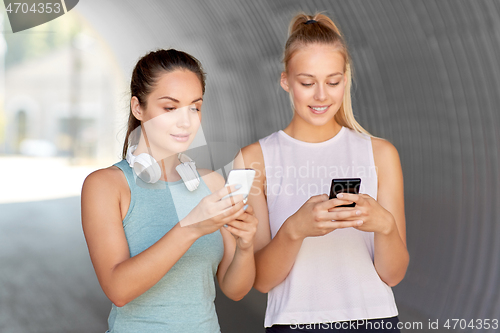 Image of women or female friends with smartphones