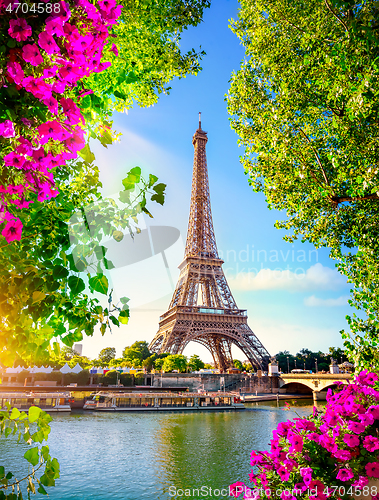 Image of Eiffel Tower in spring