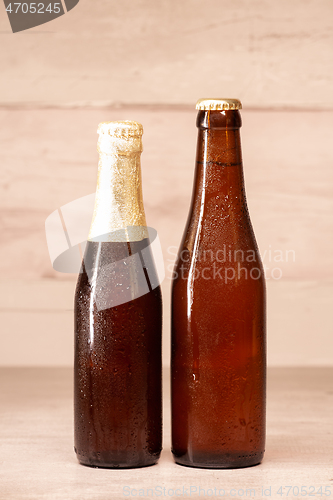 Image of a bottle of blond beer and a bottle of amber beer