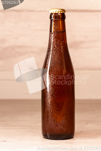 Image of a bottle of amber beer with its capsule