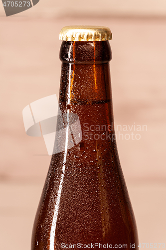 Image of a bottle of amber beer with its capsule