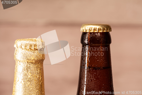 Image of a bottle of blond beer and a bottle of amber beer
