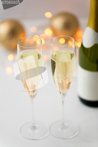 Image of two glasses of champagne on christmas