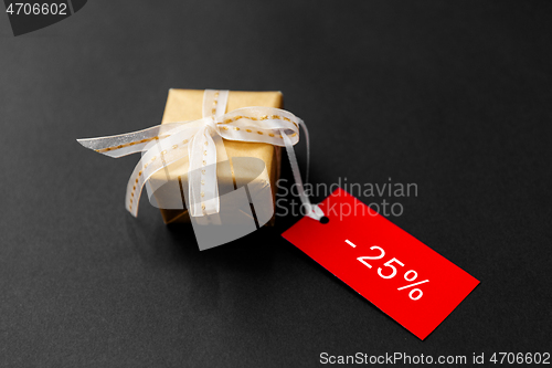 Image of small gift box and red sale tag with discount sign