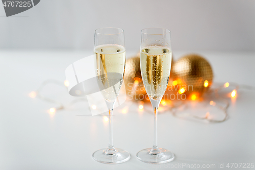 Image of two glasses of champagne on christmas