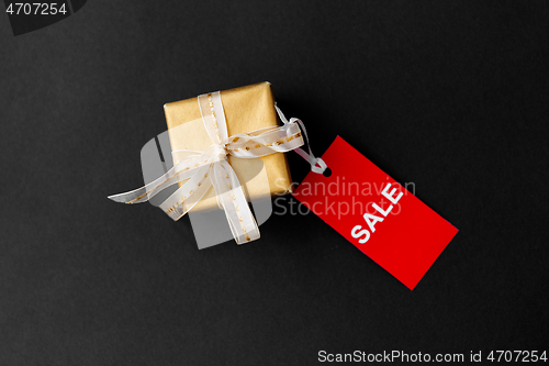 Image of small gift box and red sale tag with discount sign