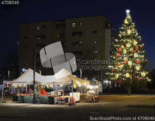 Image of Christmas tree and stalls in the center of Järvenpää in Finla