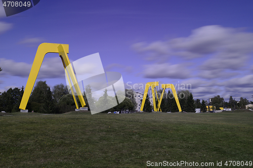 Image of Kolmisointu by sculptor Rolf Westerfall in the park of Järvenp