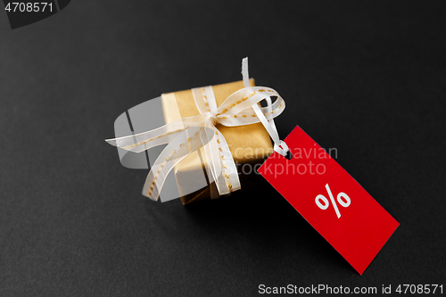 Image of small gift box and red sale tag with discount sign