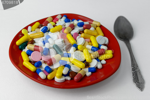 Image of A bunch of pills on a plate