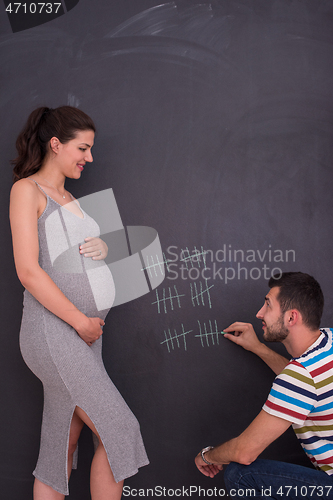 Image of pregnant couple accounts week of pregnancy