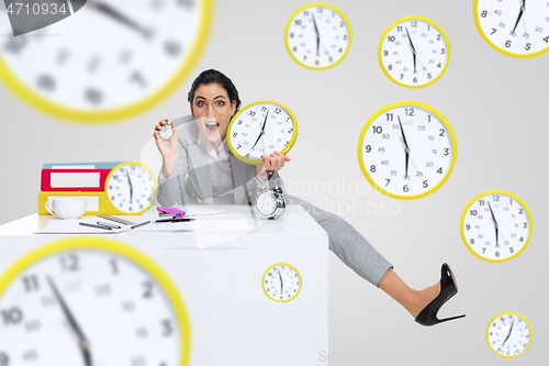 Image of Young woman can\'t wait to go home from the nasty office
