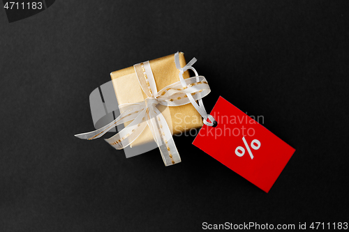 Image of small gift box and red sale tag with discount sign